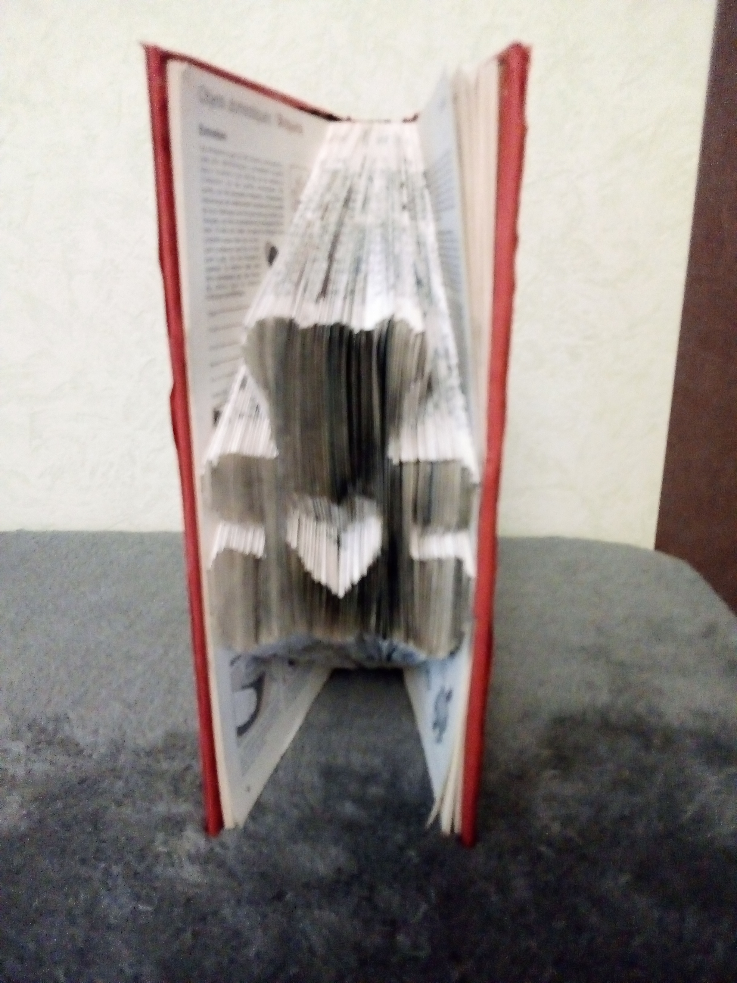livre pliage en forme de nounours tenant un coeur